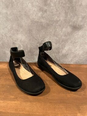 Clarks Black Ankle-Strap Leather Ballet Flats size 6.5